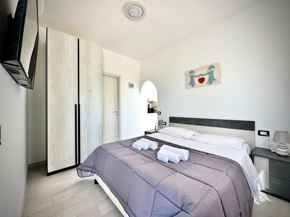 Bed, TV and multimedia, Photo of the whole room, Bedroom, towels