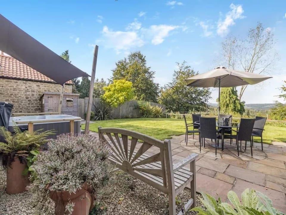 Patio, Day, Garden, Seating area, Dining area, Garden view