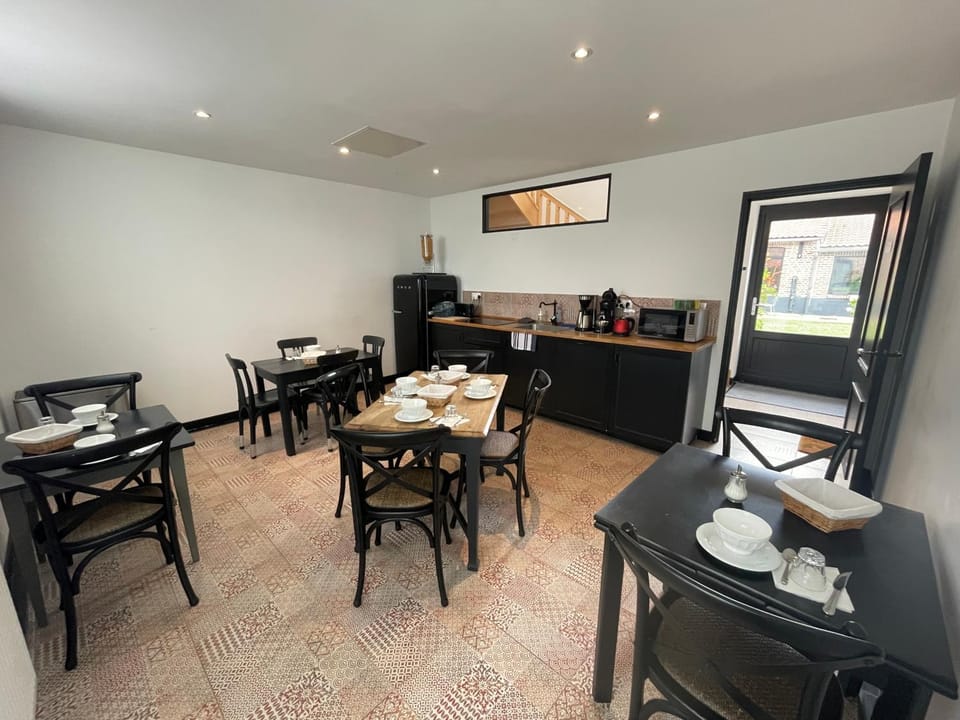 Communal kitchen, Continental breakfast
