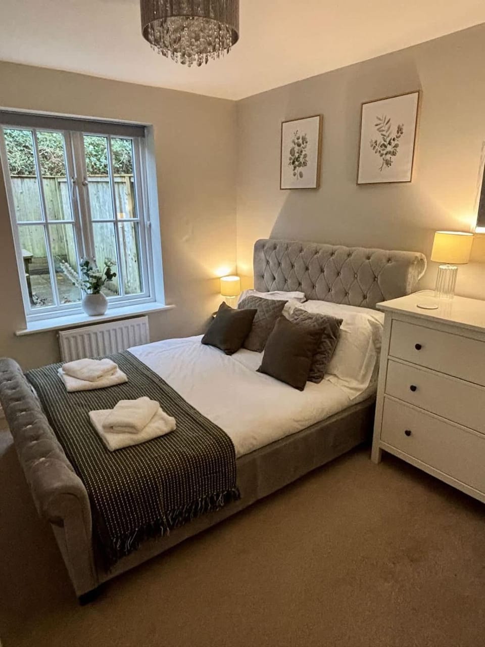 Stylish & spacious harbour-view townhouse with parking House in England