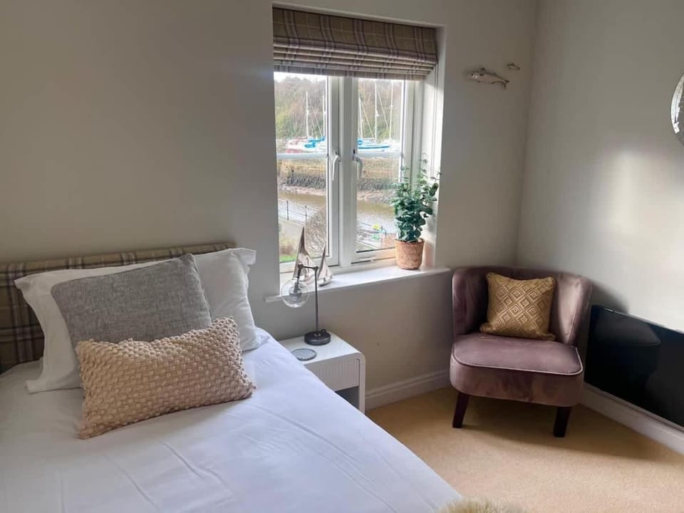 Majestic, modern & spacious harbour-view apartment with parking Apartment in England
