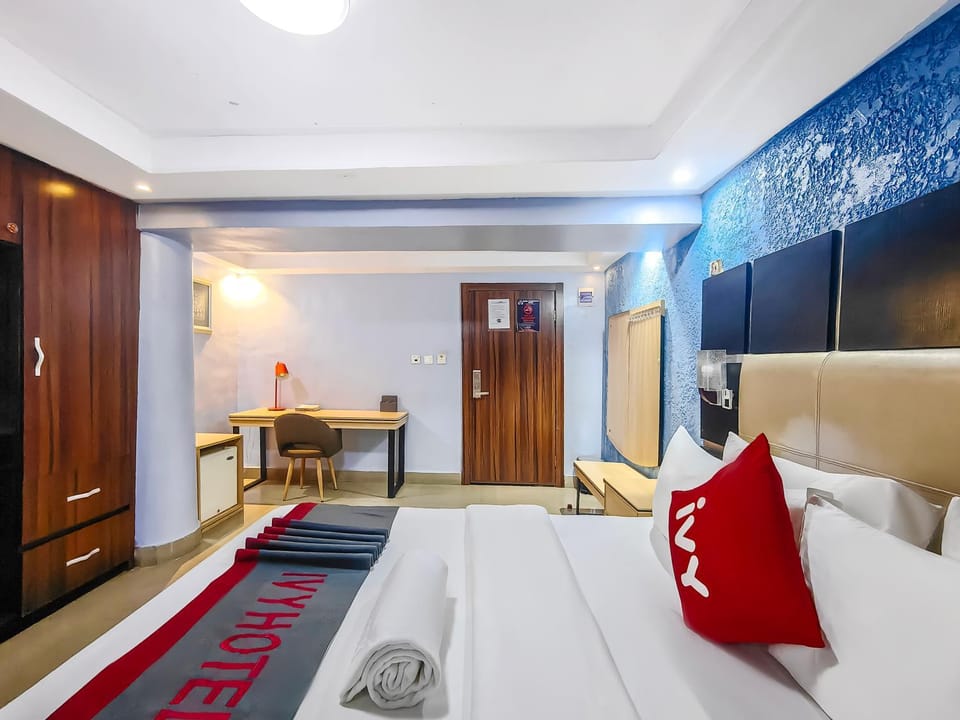 Bed, Photo of the whole room, Seating area, Bedroom, towels, wardrobe