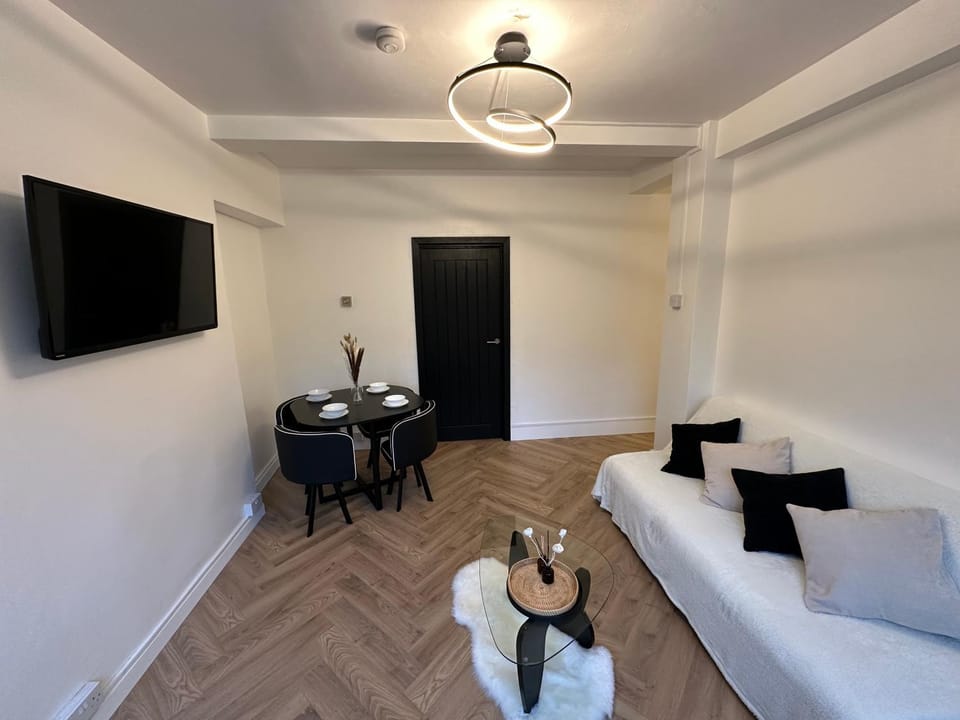 2 Bedroom flat by London Bridge & The Shard Apartment in London Borough of Southwark