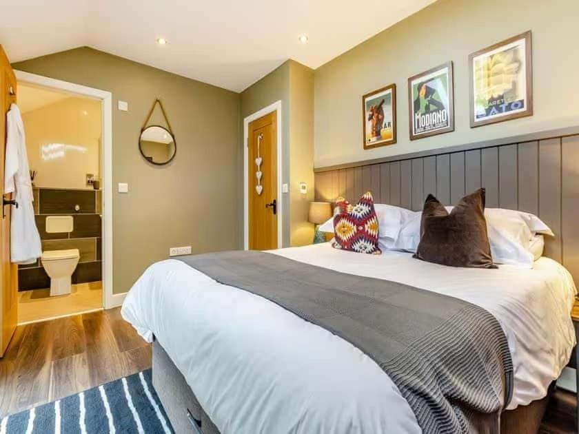 Bed, Bathroom, Bedroom, towels