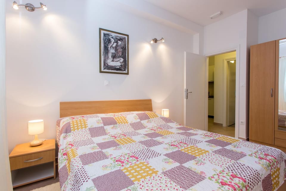 Spring, Day, Summer, Bedroom, On site
