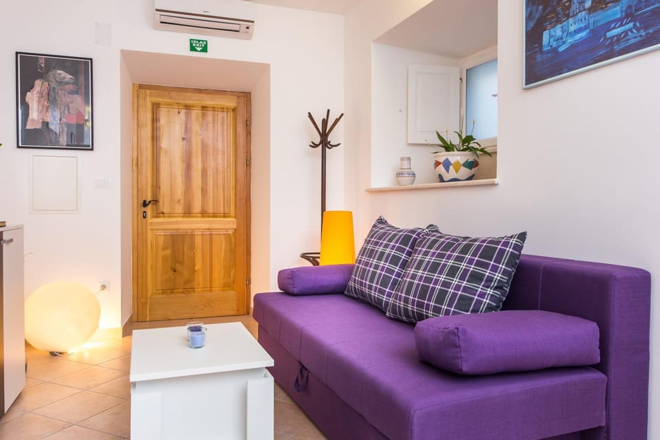 Spring, Day, Summer, Living room, Seating area, On site