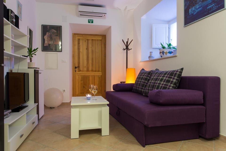 Spring, Day, Summer, TV and multimedia, Living room, Seating area, On site