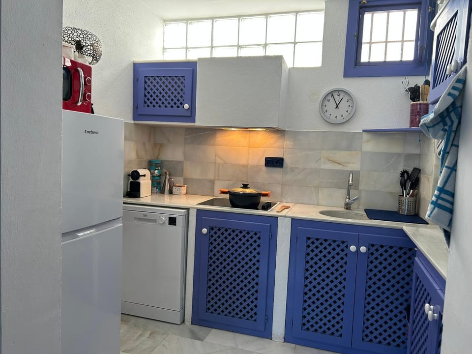 Kitchen or kitchenette, dishwasher, stove
