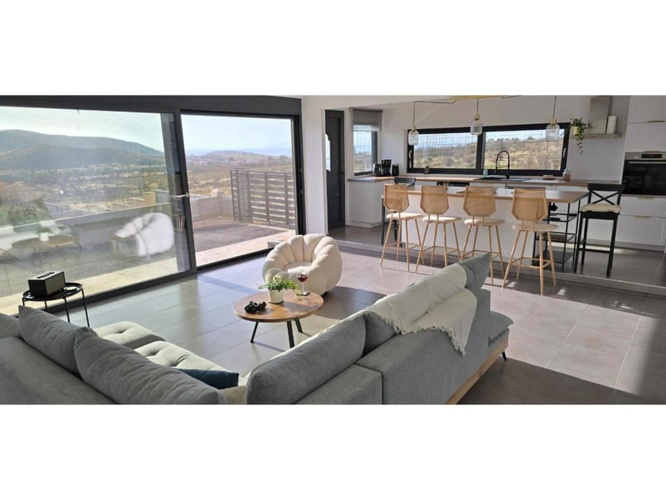 Natural landscape, TV and multimedia, View (from property/room), Seating area, Mountain view