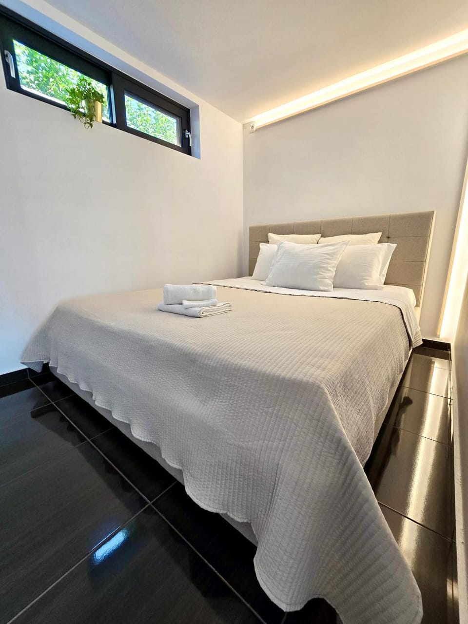Bed, Bedroom, towels