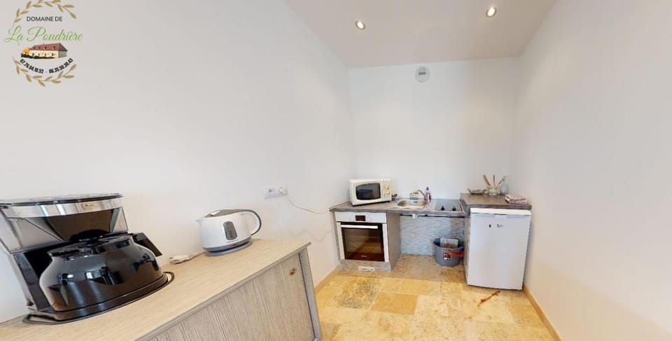 Coffee/tea facilities, Kitchen or kitchenette, stove