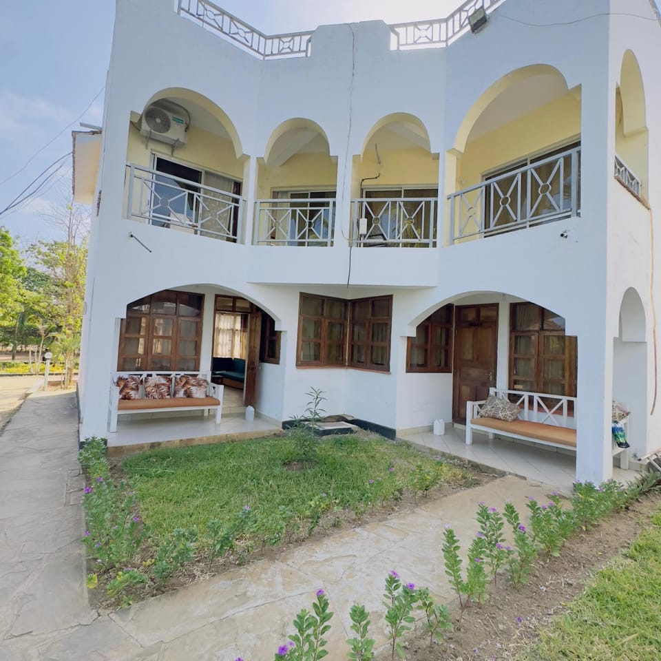 Property building, Patio, Balcony/Terrace