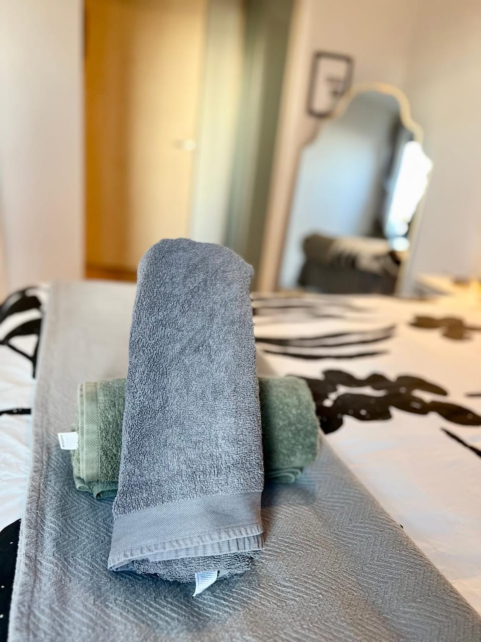 Bed, Bedroom, towels