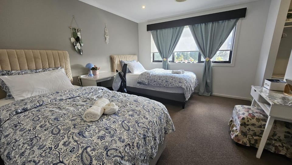 Bed, Photo of the whole room, Bedroom, Guests, Drinks, Quiet street view, furniture, heating, internet, storage, towels, wardrobe, air conditioner