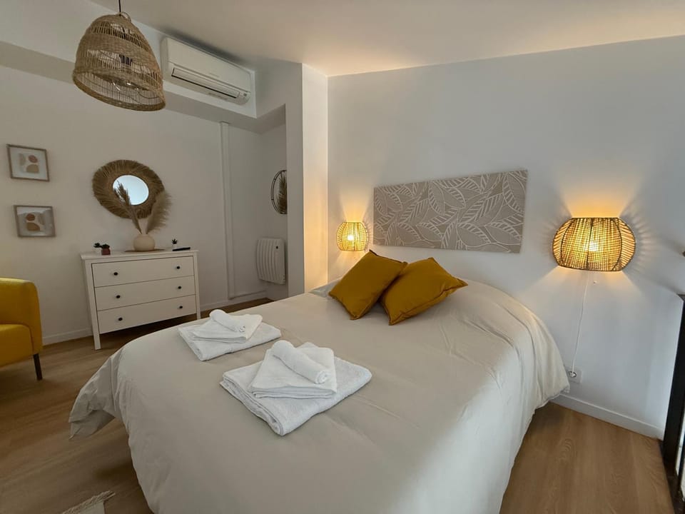 Bed, Living room, Photo of the whole room, Seating area, Bedroom, towels, wardrobe