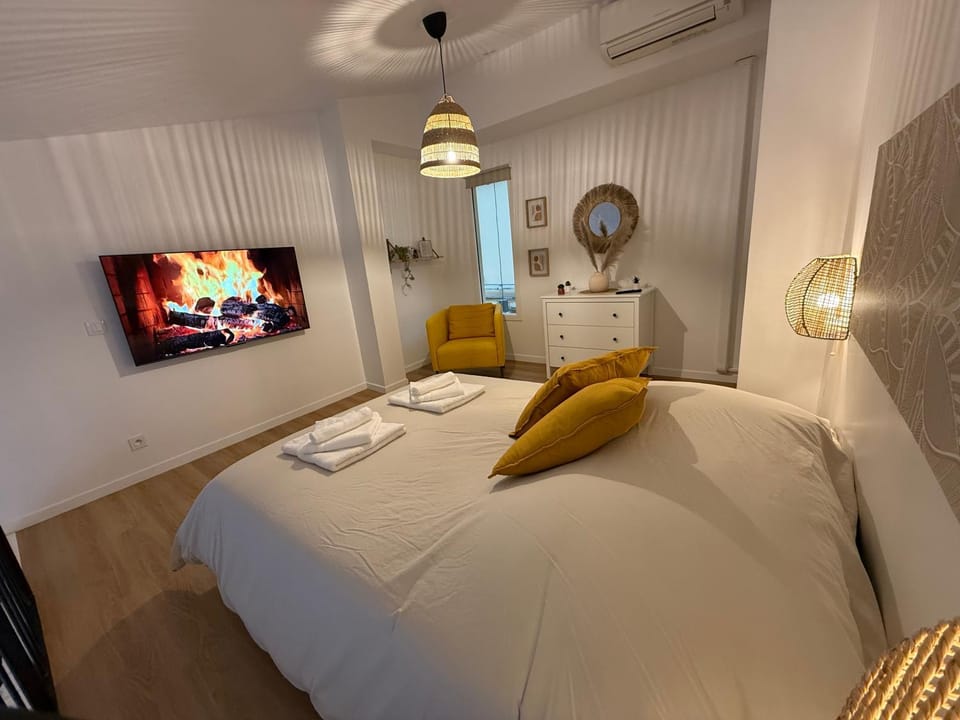 Bed, TV and multimedia, Photo of the whole room, Bedroom, towels