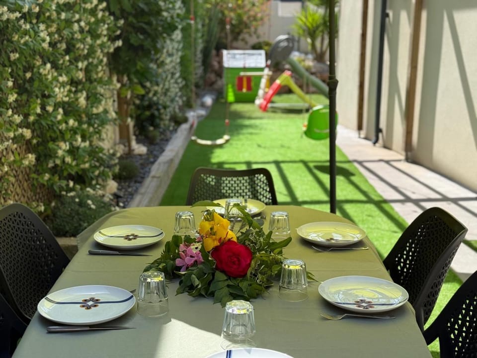 Property building, Garden, Garden, Balcony/Terrace