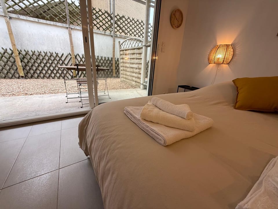 Bed, Photo of the whole room, Bedroom, towels