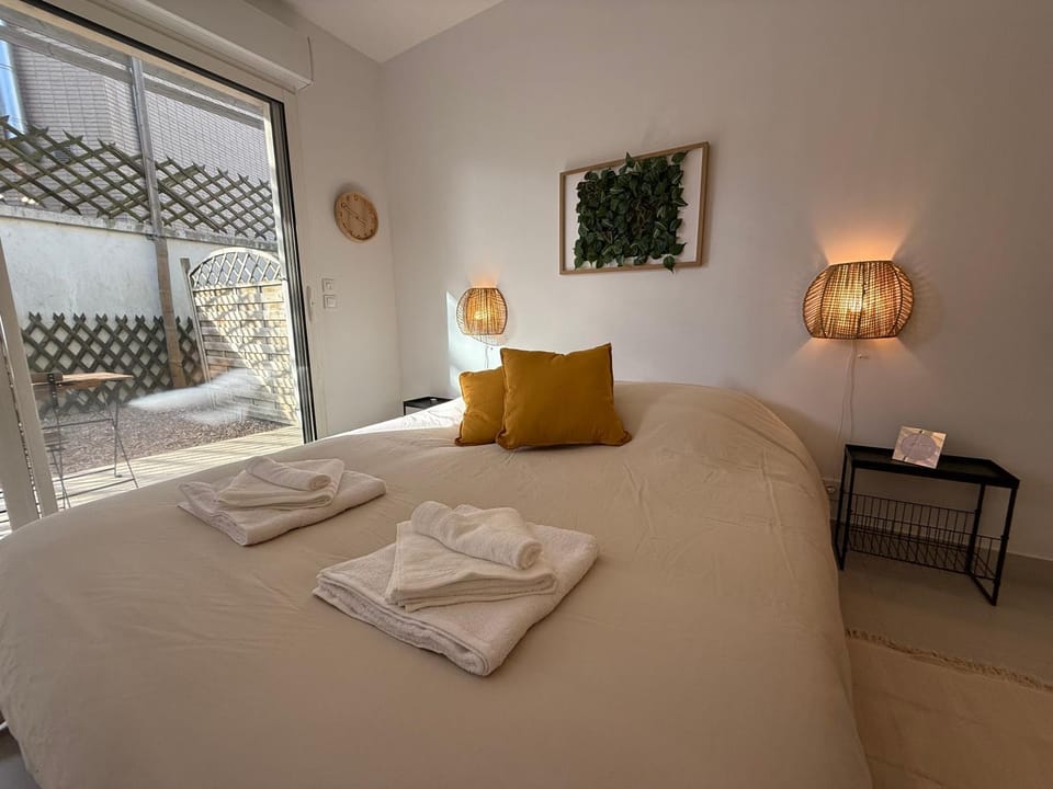 Bed, Photo of the whole room, Bedroom, towels