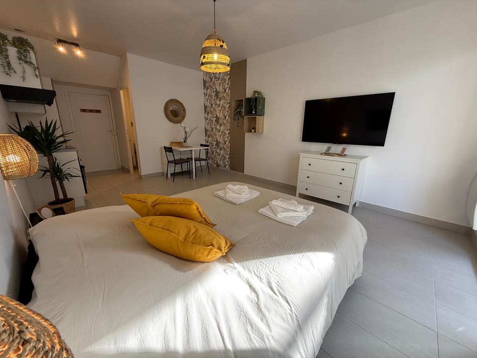 Communal lounge/ TV room, Bed, TV and multimedia, Photo of the whole room, Evening entertainment, Bedroom, towels