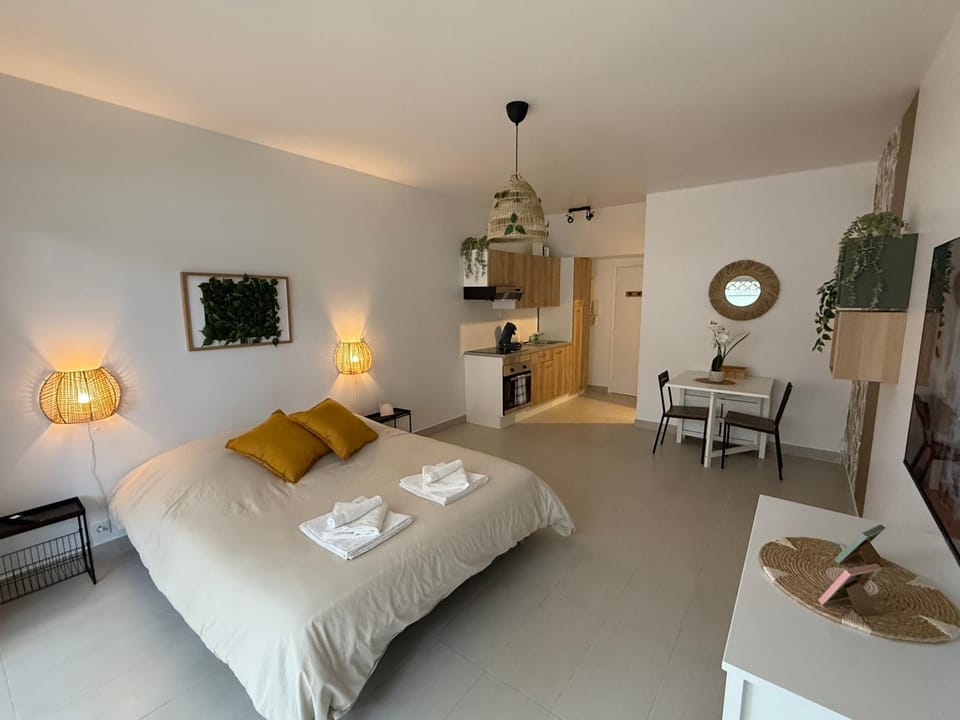 Bed, TV and multimedia, Living room, Photo of the whole room, Seating area, Bedroom, towels