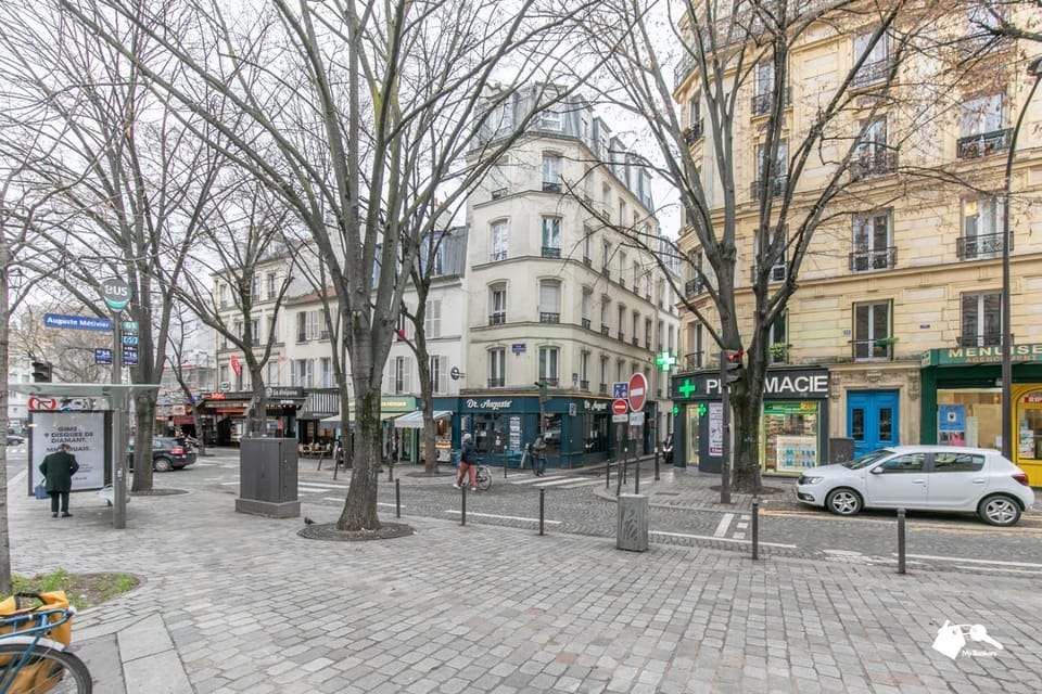 Property building, Neighbourhood, Location