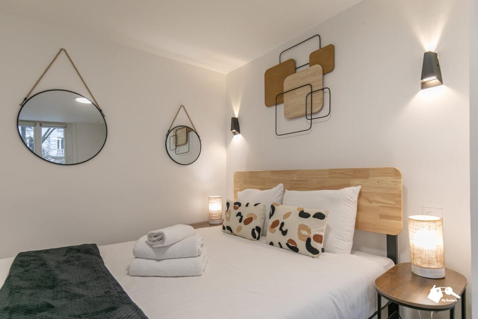 Bed, Photo of the whole room, Bedroom, towels