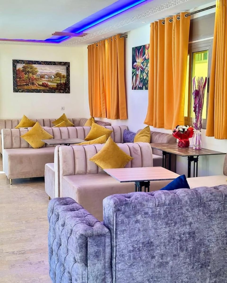 Property building, Restaurant/places to eat, Seating area, Breakfast