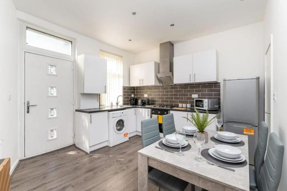 Kitchen or kitchenette, Dining area, dishwasher, oven, stove