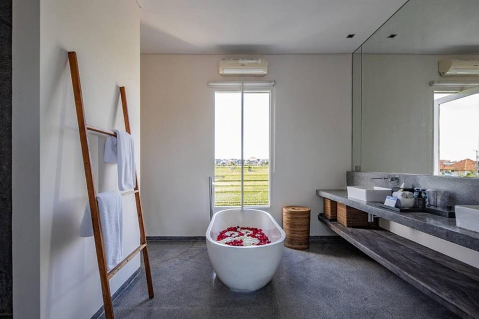 Canggu 4 Bed, Sleep up to 10, Butler, Cinema Villa in North Kuta