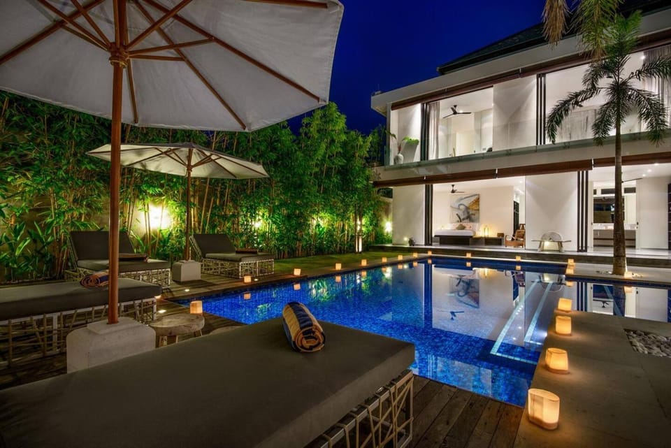 Canggu 4 Bed, Sleep up to 10, Butler, Cinema Villa in North Kuta