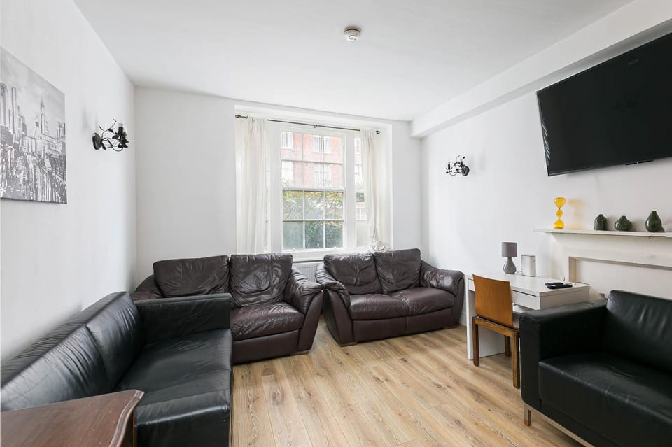 Communal lounge/ TV room, Living room, Seating area