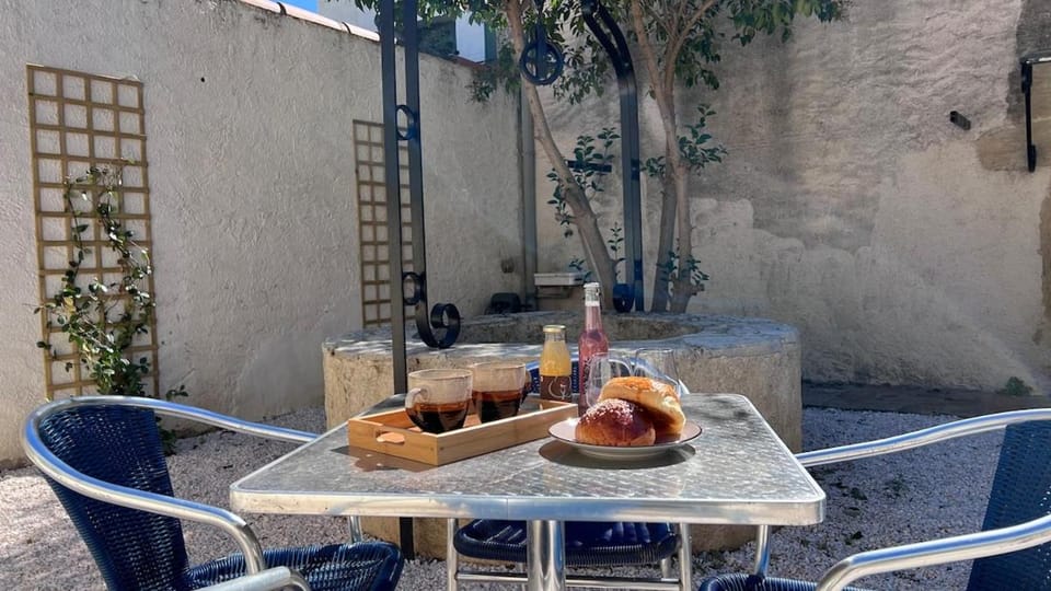 Patio, Day, Dining area