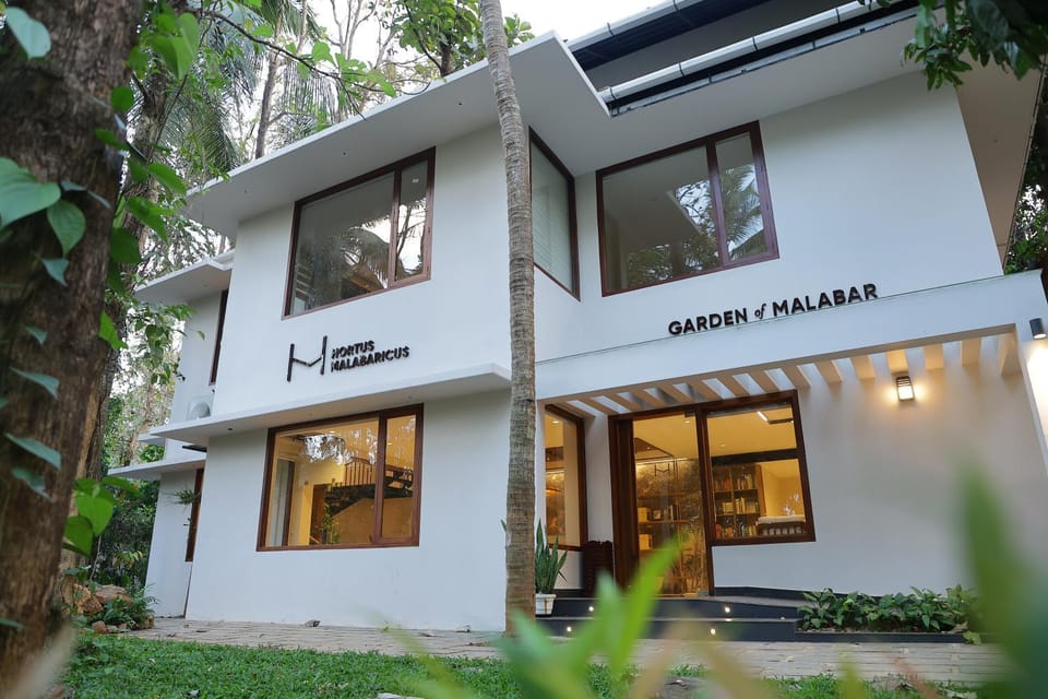 Property building, Facade/entrance, Garden, Garden view