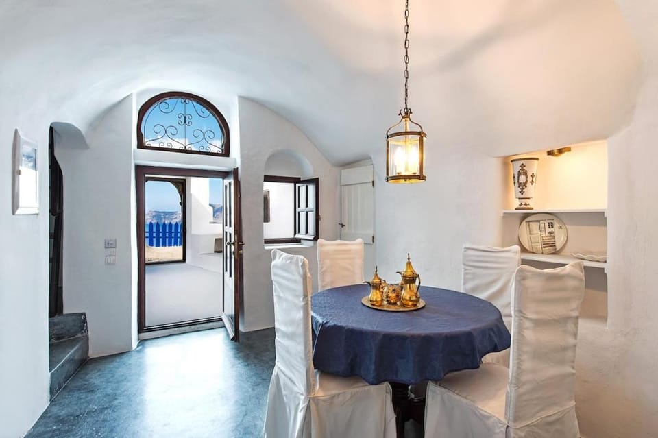 Villa Matilde Volcano View House in Oia