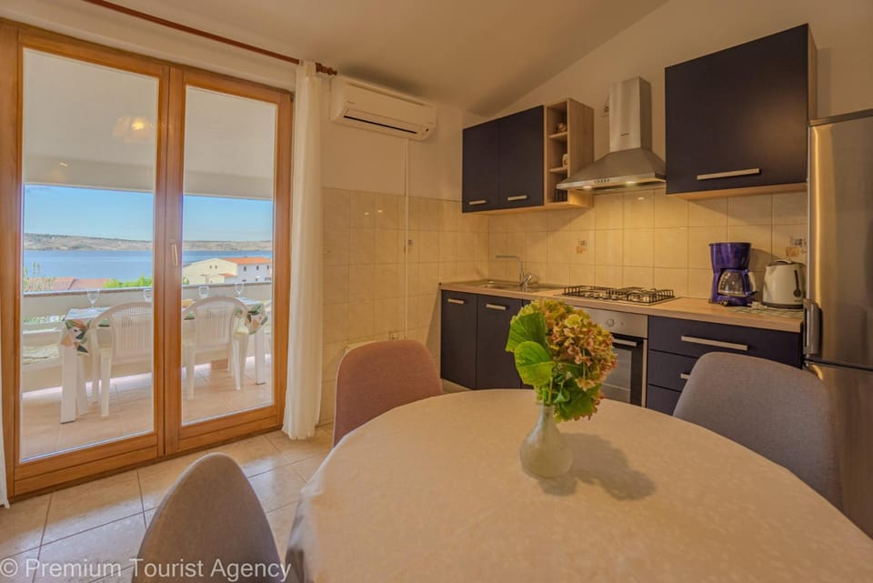 Kitchen or kitchenette, Dining area, Sea view, oven