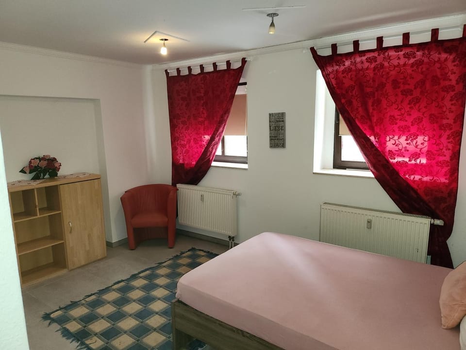 Halle EG FeWo 78 qm gms Küche Bad, WC gut und günstig UNSERE SPARPREISE SIND VERHANDELBAR auch noch nach ihrer Buchung Apartment in Halle Saale