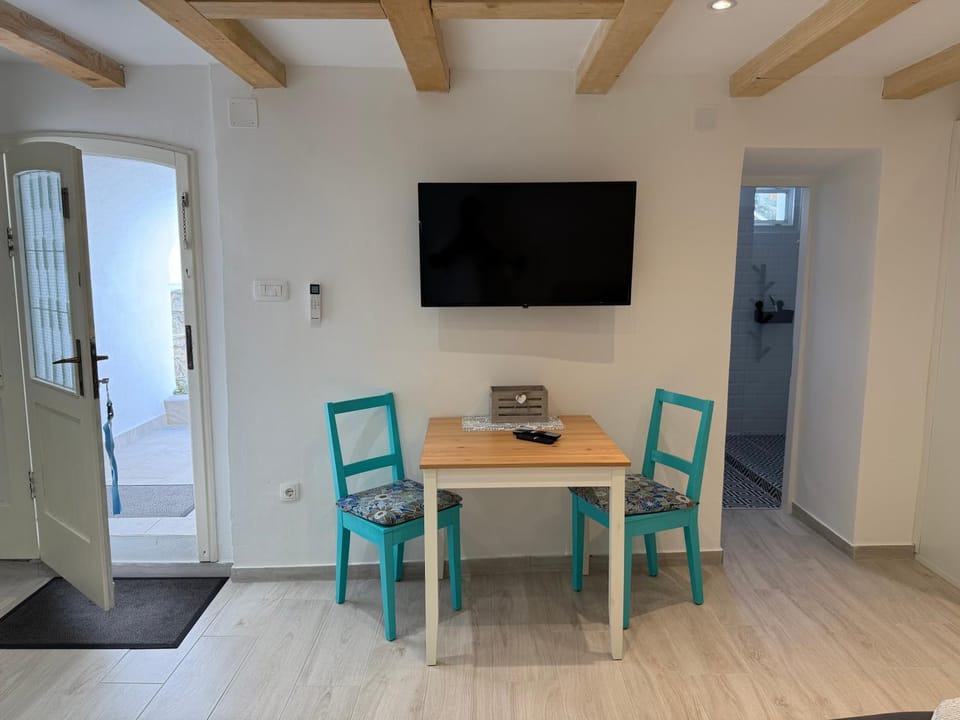 TV and multimedia, Seating area, Dining area