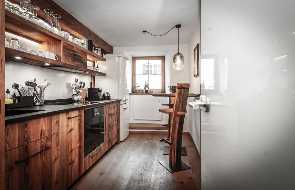 Coffee/tea facilities, Kitchen or kitchenette, Dining area, stove