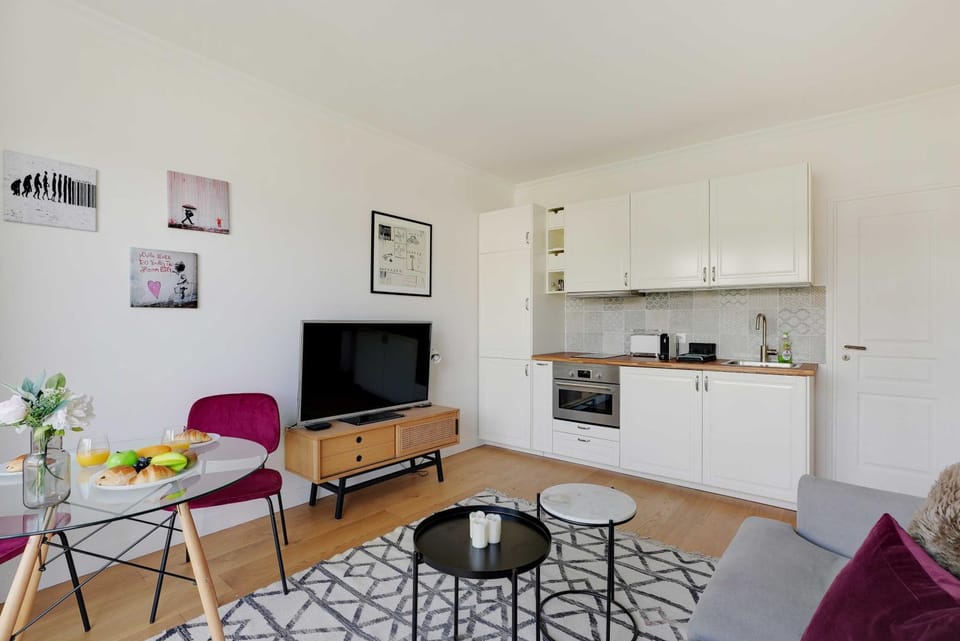 TV and multimedia, Kitchen or kitchenette, Living room, Seating area