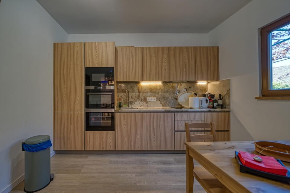 Coffee/tea facilities, Kitchen or kitchenette, oven, stove, toaster