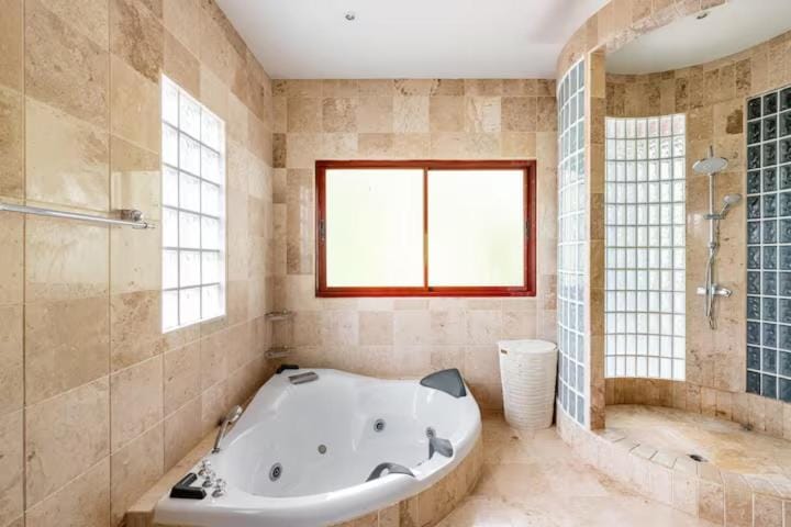 Shower, Toilet, Hot Tub, Bathroom, Bath, towels