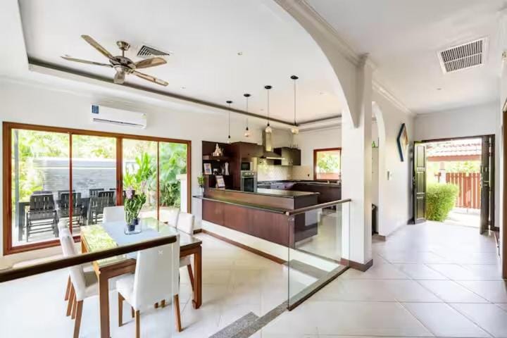 Kitchen or kitchenette, Dining area, minibar, pet friendly
