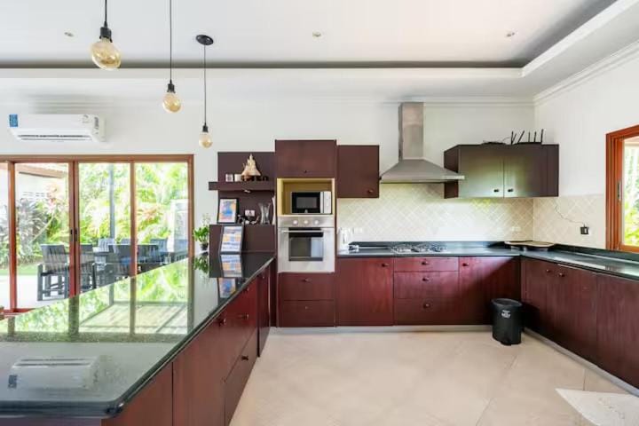 Kitchen or kitchenette, Dining area, minibar, oven, stove