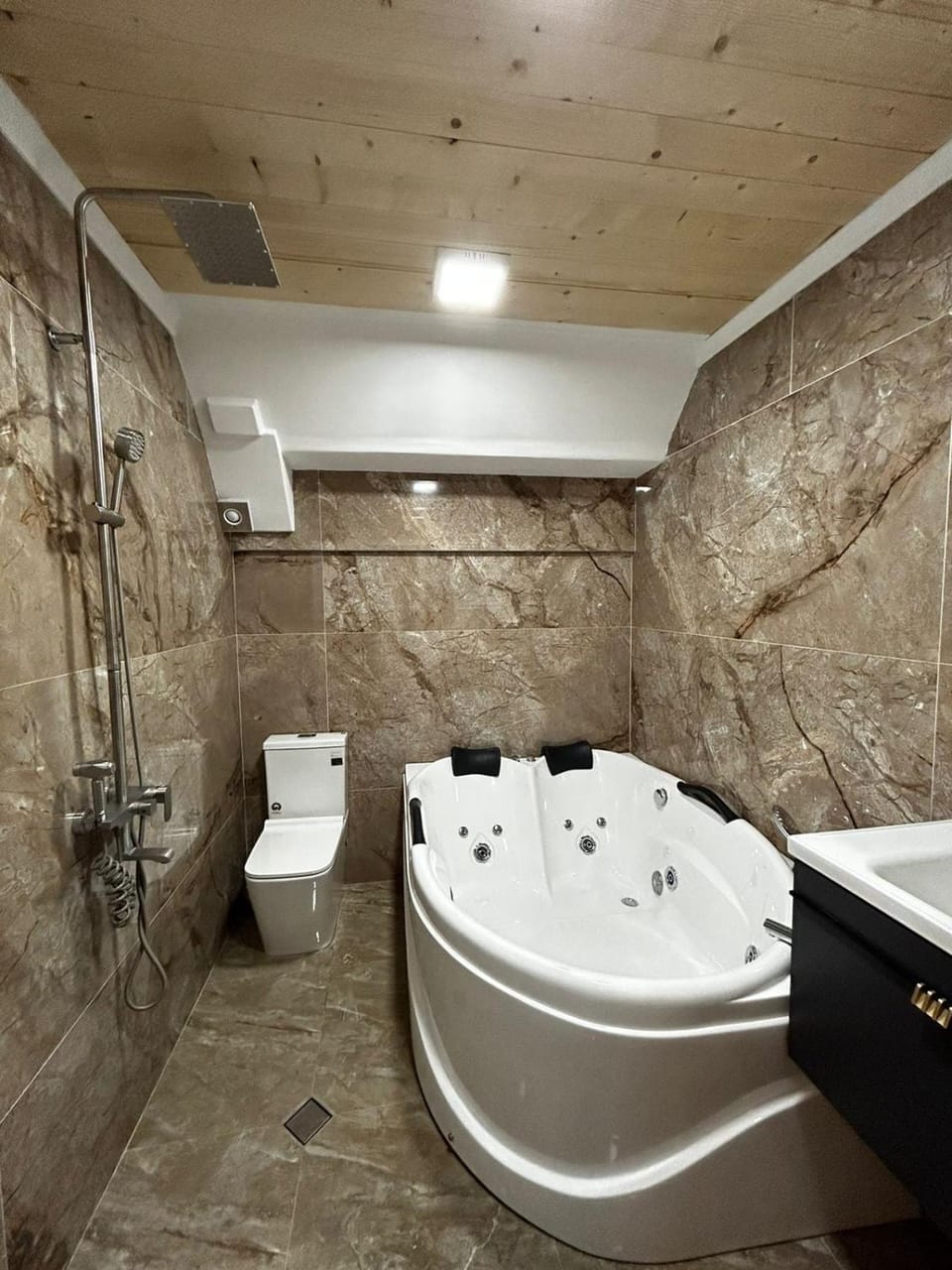 Luxe studio apartment with jacuzzi Apartment in Tbilisi, Georgia