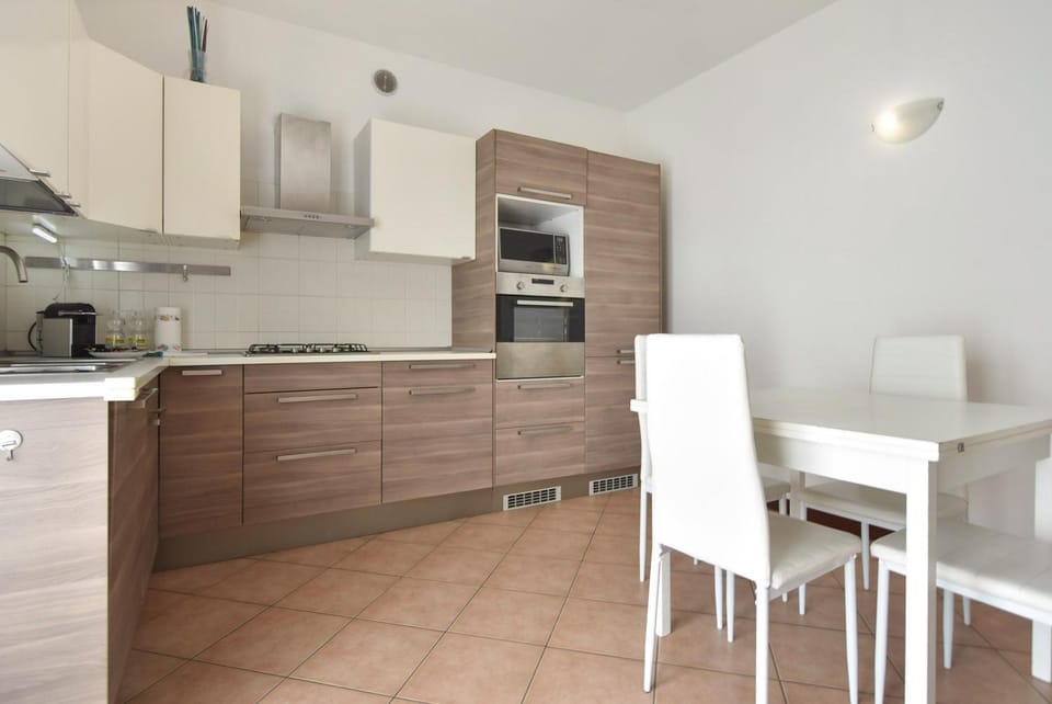 Coffee/tea facilities, Kitchen or kitchenette, Dining area, dishwasher, microwave, oven, stove