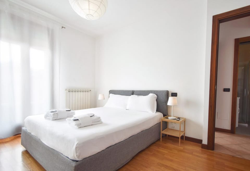Bed, Bedroom, towels