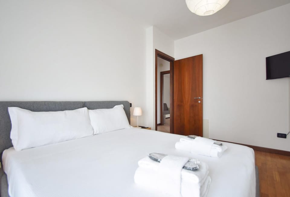 Bed, TV and multimedia, Bedroom, towels