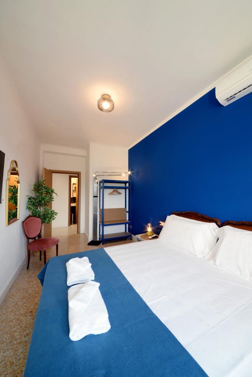 Bed, TV and multimedia, Photo of the whole room, Bedroom, towels, air conditioner