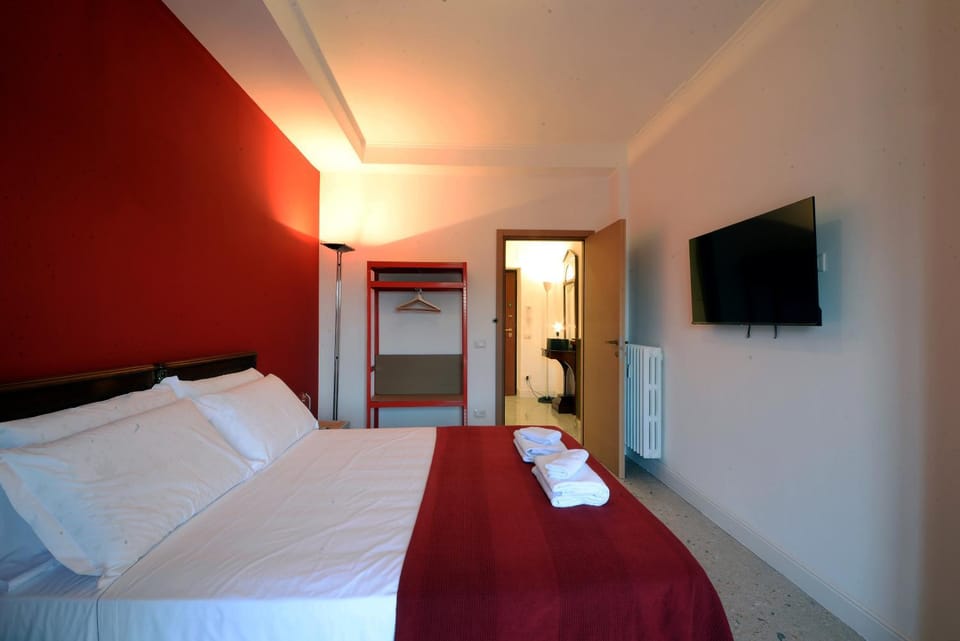 Bed, TV and multimedia, Photo of the whole room, Bedroom, towels, wardrobe